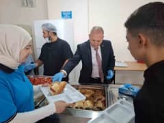 Sarıgöl Milli Eğitim Müdürü Yıldıray Demirtaş, Sarıgöl Mesleki ve Teknik Anadolu Lisesi pansiyonunda öğrencilere yemek d