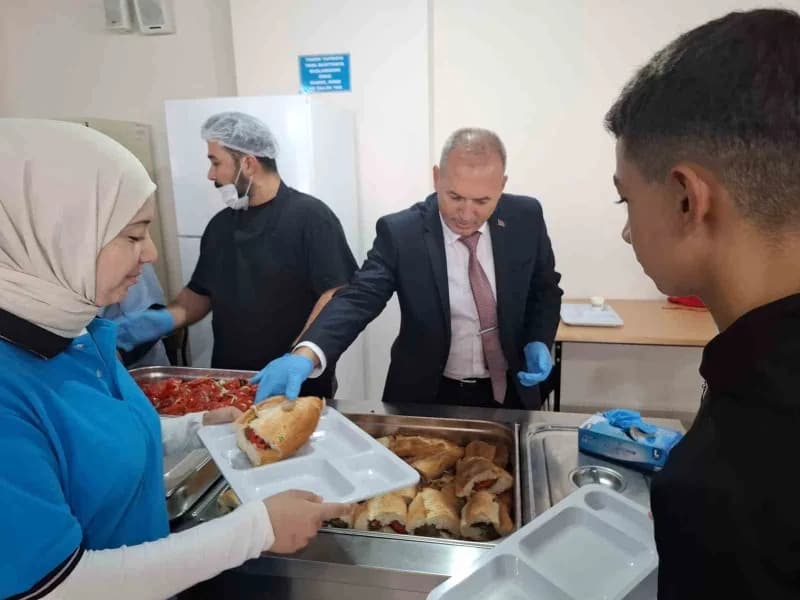 Sarıgöl Milli Eğitim Müdürü Yıldıray Demirtaş, Sarıgöl Mesleki ve Teknik Anadolu Lisesi pansiyonunda öğrencilere yemek d