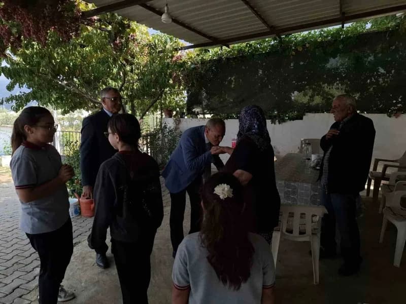 Sarıgöl İlçe Milli Eğitim Müdürü Yıldıray Demirtaş, okul müdürleri ve öğrencilerle birlikte Şehit Esin Akay'ın ailesini