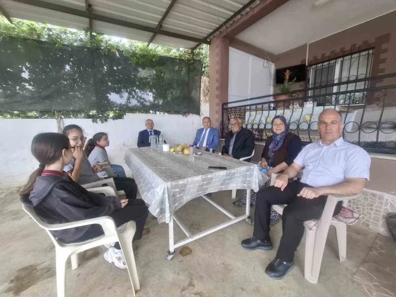 Sarıgöl İlçe Milli Eğitim Müdürü Yıldıray Demirtaş, okul müdürleri ve öğrencilerle birlikte Şehit Esin Akay'ın ailesini