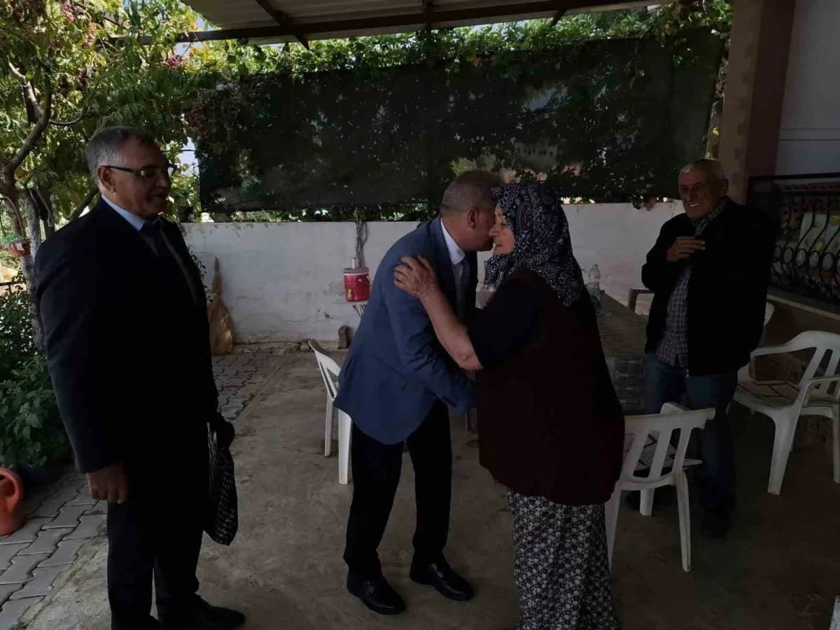Sarıgöl İlçe Milli Eğitim Müdürü Yıldıray Demirtaş, okul müdürleri ve öğrencilerle birlikte Şehit Esin Akay'ın ailesini
