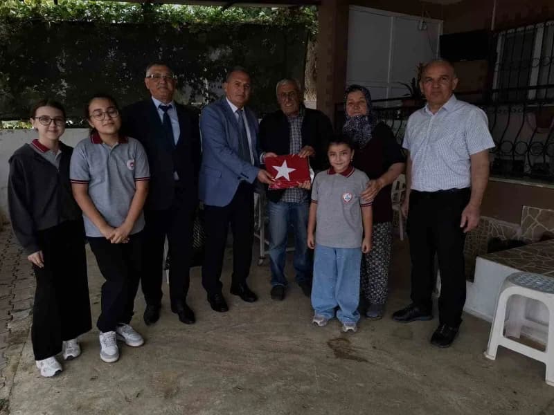 Sarıgöl İlçe Milli Eğitim Müdürü ve okul müdürleri şehit ailesini ziyaret ederken