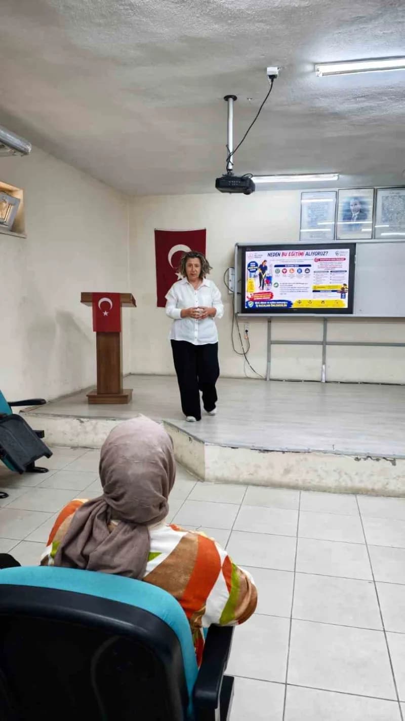 İş güvenliği uzmanı Tuba Doğru tarafından verilen eğitimde, video gösterimleri eşliğinde iş kazalarının önlenmesi, çalış