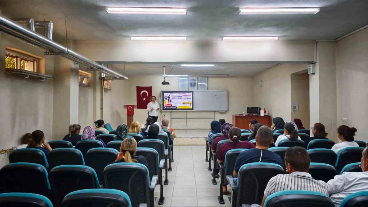 Manisa’nın Sarıgöl ilçesinde okullarda yardımcı hizmetlerde göreve başlayan 38 çalışana, iş sağlığı ve güvenliği konusun