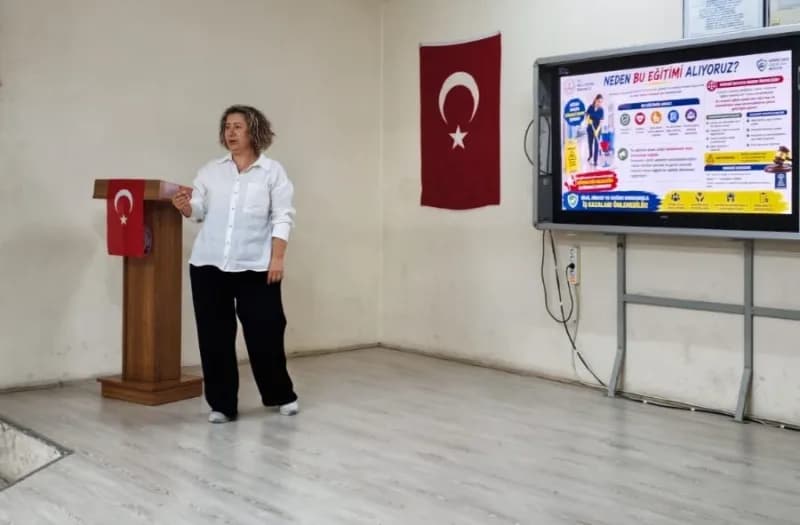 Sarıgöl Mesleki ve Teknik Anadolu Lisesi toplantı salonunda iş güvenliği eğitimi alan çalışanlar
