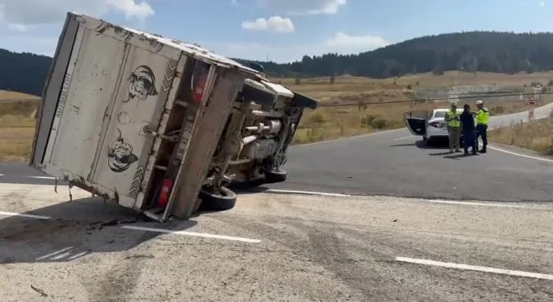 Sarıkamış Karaurgan köyü yolunda devrilen hayvan yüklü kamyonet kazası