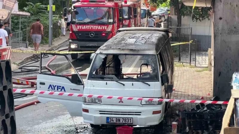 Yangında iki binanın çatısında hasar oluşurken bir araç ise kullanılamaz hale geldi.