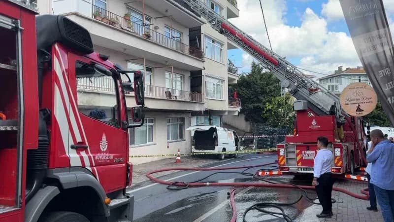 Sarıyer’de iki bina çatısı ve bir aracın yandığı yangın sonrası itfaiye müdahalesi