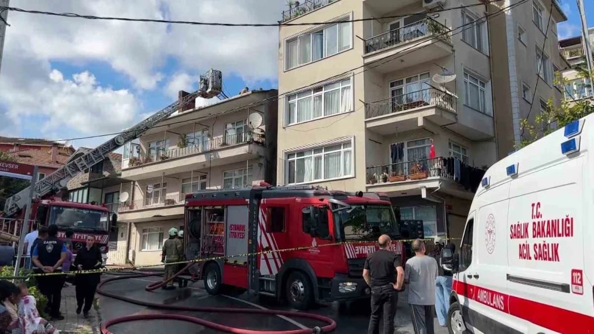 Yangında iki binanın çatısında hasar oluşurken bir araç ise kullanılamaz hale geldi.