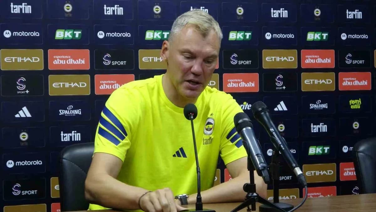 Sarunas Jasikevicius basın toplantısında Fenerbahçe formasıyla açıklama yapıyor