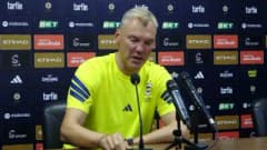 Sarunas Jasikevicius basın toplantısında Fenerbahçe formasıyla açıklama yapıyor