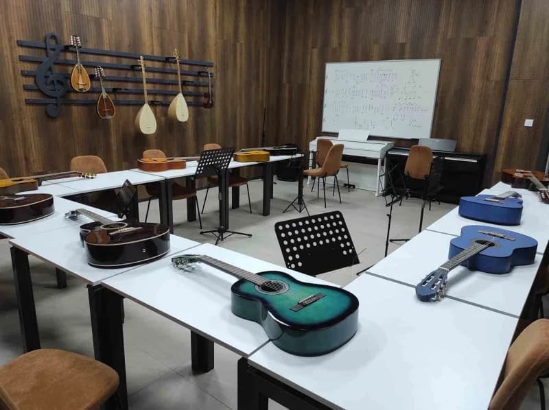 Batman'ın Sason ilçesinde, Güzel Sanatlar Lisesi ve Güzel Sanatlar Fakültesi yetenek sınavlarına hazırlanan gençlere yön
