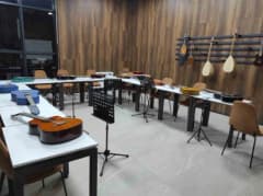 Sason İlçe Halk Kütüphanesi’nde gençler için düzenlenen ücretsiz müzik ve resim kursu eğitimi