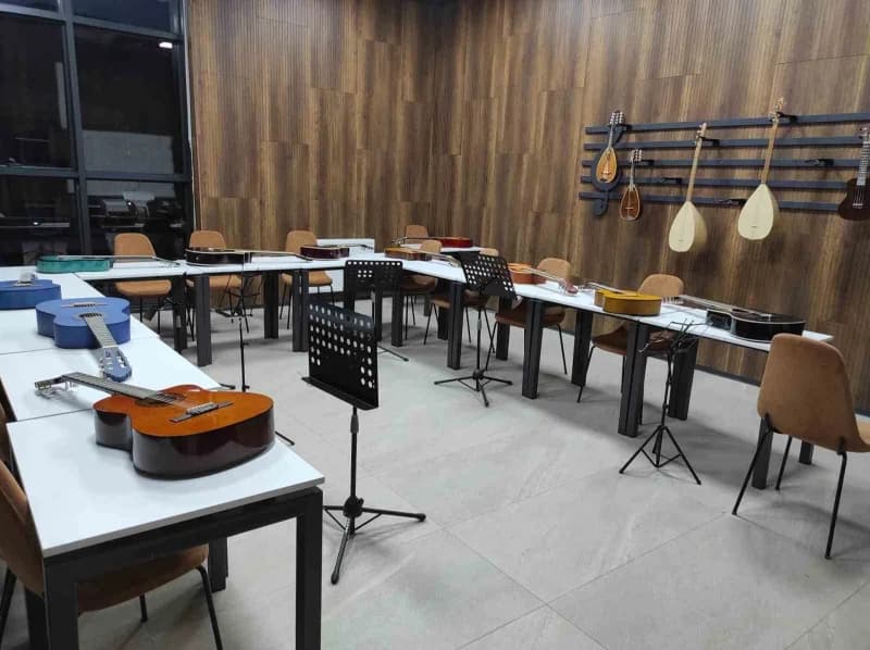 Sason İlçe Halk Kütüphanesi’nde gençler için düzenlenen ücretsiz müzik ve resim kursu eğitimi