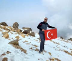 Doç. Dr. Haydar Sacit, İran’daki 4 bin 811 metre yüksekliğindeki Savalan Dağı’nın zirvesinde