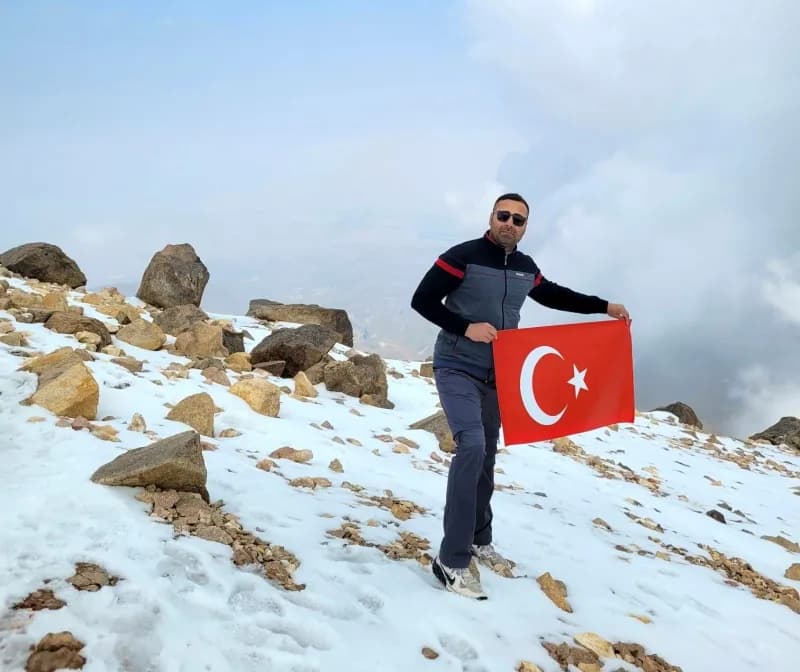 Doç. Dr. Haydar Sacit, İran’daki 4 bin 811 metre yüksekliğindeki Savalan Dağı’nın zirvesinde