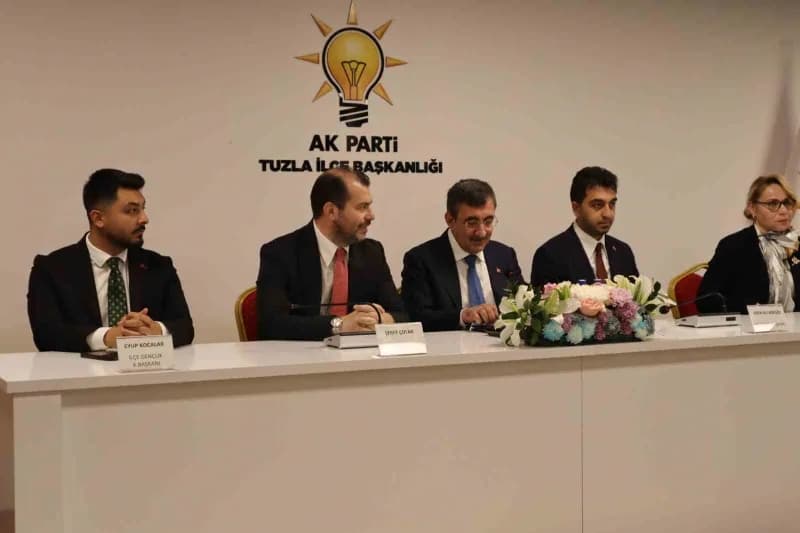 Cumhurbaşkanı Yardımcısı Cevdet Yılmaz AK Parti Tuzla İlçe Teşkilatı buluşmasında konuşma yaparken