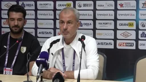 Bodrum FK Teknik Direktörü Sefer Yılmaz basın toplantısında açıklama yapıyor