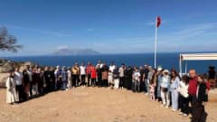 Şehit aileleri ve gazilerin Çanakkale ve Gökçeada gezisinde tarihi alanları ziyaret ederken çekilmiş fotoğrafı