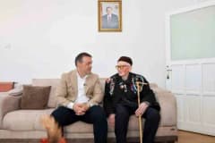 Bilecik Valisi Faik Oktay Sözer, 93 yaşındaki şehit babası Hasan Bayır’ı evinde ziyaret ederken