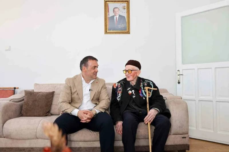 Bilecik Valisi Faik Oktay Sözer, 93 yaşındaki şehit babası Hasan Bayır’ı evinde ziyaret ederken