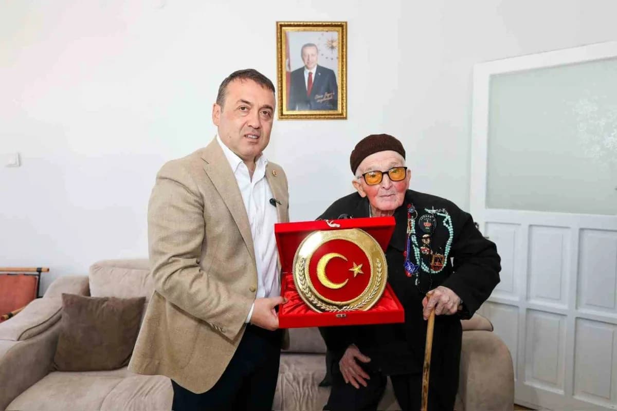 Bilecik Valisi Faik Oktay Sözer, 93 yaşına giren şehit babası Hasan Bayır'ı ziyaret etti.
