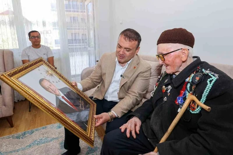 Bilecik Valisi Faik Oktay Sözer, 93 yaşına giren şehit babası Hasan Bayır'ı ziyaret etti.