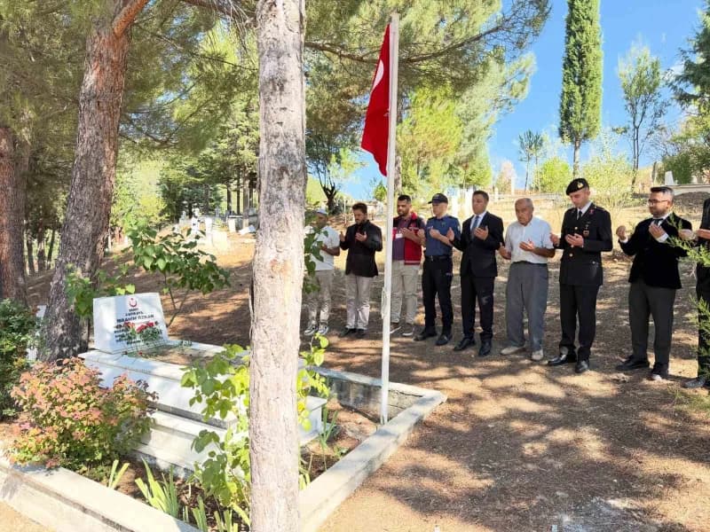Şehit Jandarma Uzman Çavuş İbrahim Özkan’ın Kütahya Şaphane’deki kabri başında düzenlenen anma programı