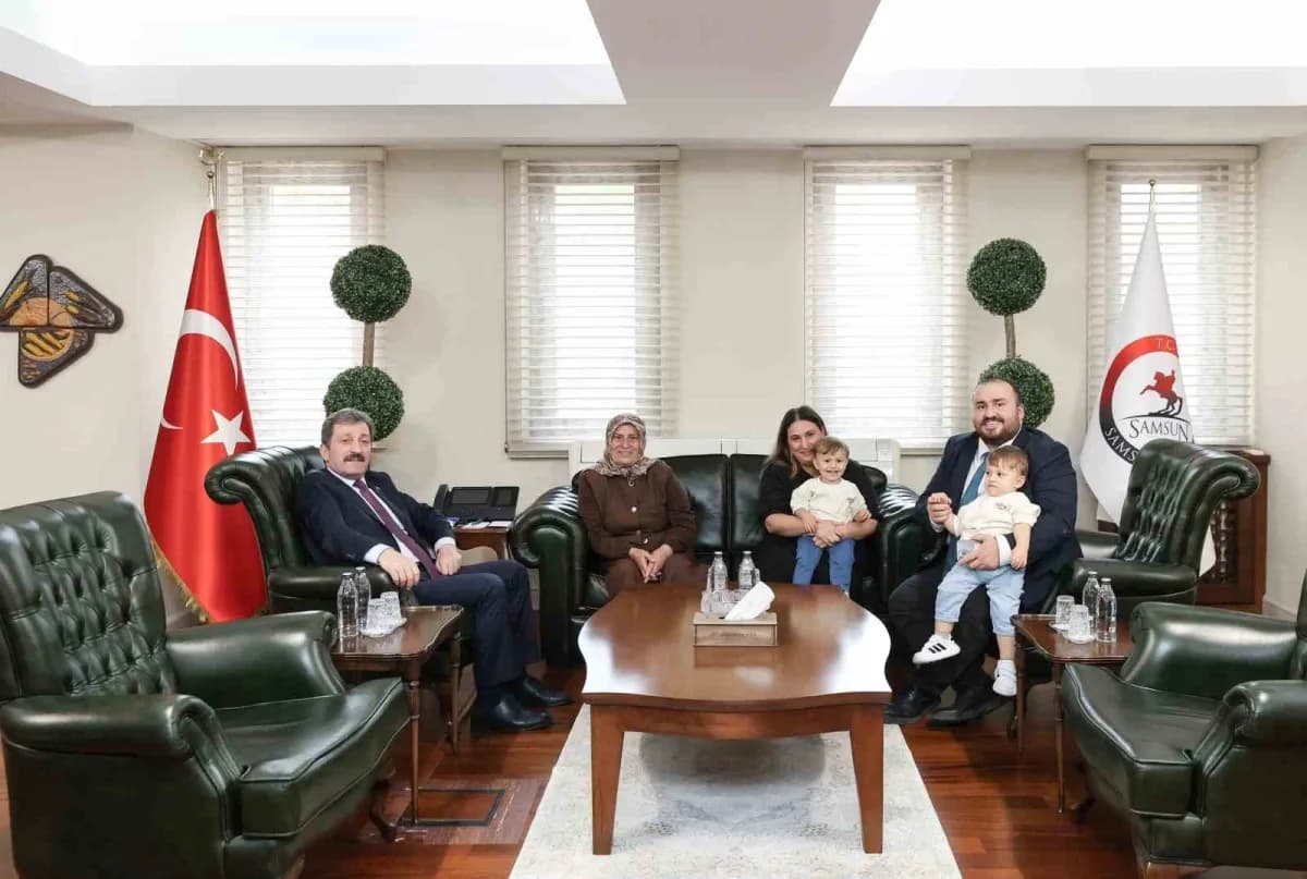 Şehit Nejat Yaman'ın annesi Sevim Yaman, kardeşi Büşra Yaman Kement ve eşi Bahri Kement, Vali Orhan Tavlı'yı makamında z