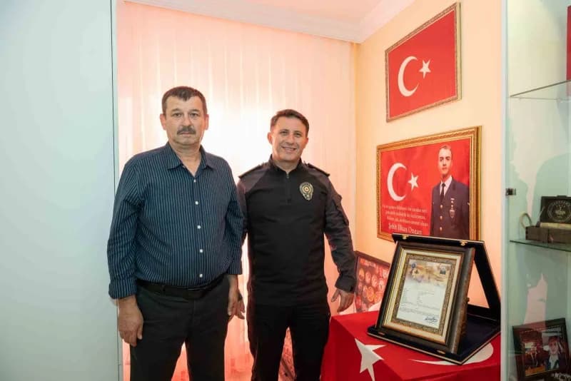 Bilecik İl Emniyet Müdürü Erdem Çağlar, şehit İlhan Ongan’ın ailesini ziyaret ederken