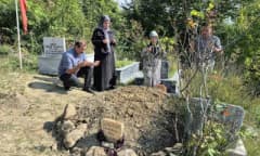 Bartın Terkehaliller köyünde şehit oğlunun mezarının yanında defnedilen Gülizar Demiral'in mezarlık görüntüsü