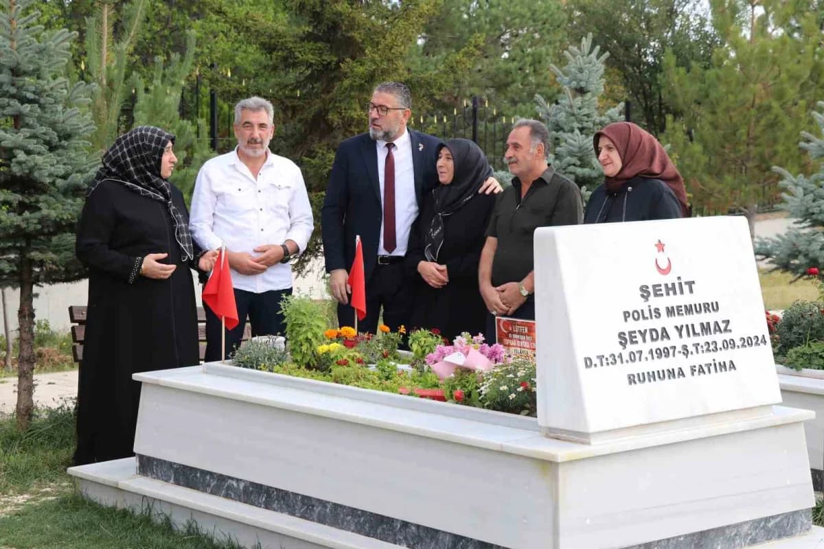 Şehidin annesi Nurgül Yağlı, Sivas Şehit ve Gazi Aileleri Derneği Başkanı Fatih Deveci, yakınları ve sevenleri, Şeyda Yı
