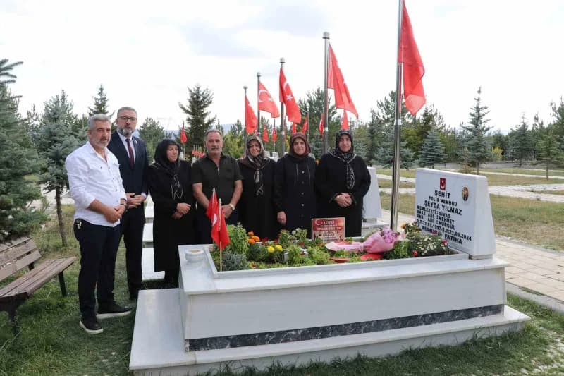 Şehidin annesi Nurgül Yağlı, Sivas Şehit ve Gazi Aileleri Derneği Başkanı Fatih Deveci, yakınları ve sevenleri, Şeyda Yı