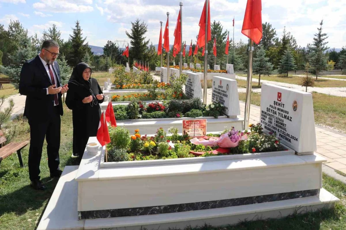 Şehit polis memuru Şeyda Yılmaz’ın Sivas’taki mezarı başında anma töreni