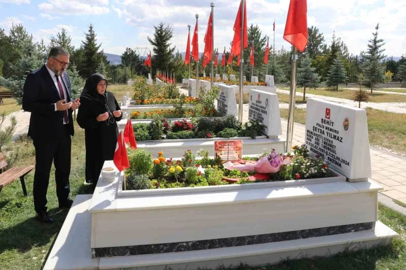 Şehit polis memuru Şeyda Yılmaz’ın Sivas’taki mezarı başında anma töreni