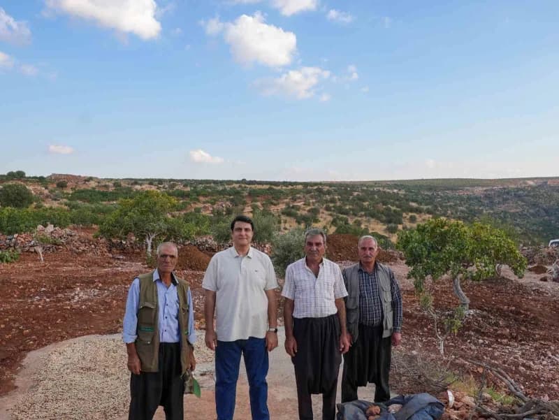 Şehitkamil Belediye Başkanı Umut Yılmaz, Kabasakız Mahallesi’nde arazi yolu açılan Şıho Dayı ile sohbet ederken