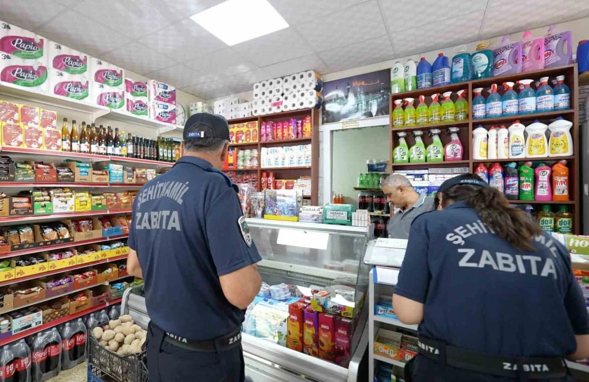 Şehitkamil’de okul kantini ve çevresinde denetim yapan zabıta ekipleri