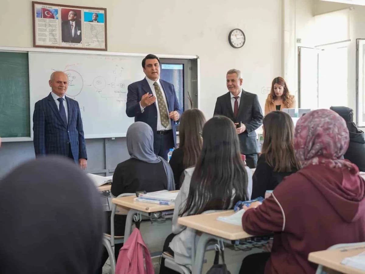 Şehitkamil Belediye Başkanı Umut Yılmaz, üniversite öğrencilerine eğitim desteği açıklaması yapıyor