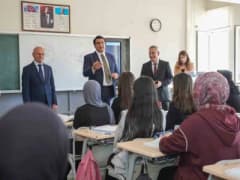 Şehitkamil Belediye Başkanı Umut Yılmaz, üniversite öğrencilerine eğitim desteği açıklaması yapıyor
