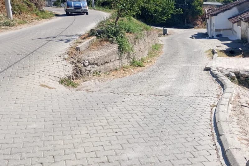 Şehzadeler Belediyesi Fen İşleri Müdürlüğü ekipleri, kent genelinde yürüttüğü parke taşı döşeme çalışmalarında hedeflene