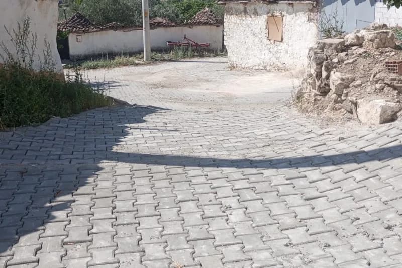 Şehzadeler Belediyesi ekipleri parke taşı döşeme çalışmalarını sürdürüyor