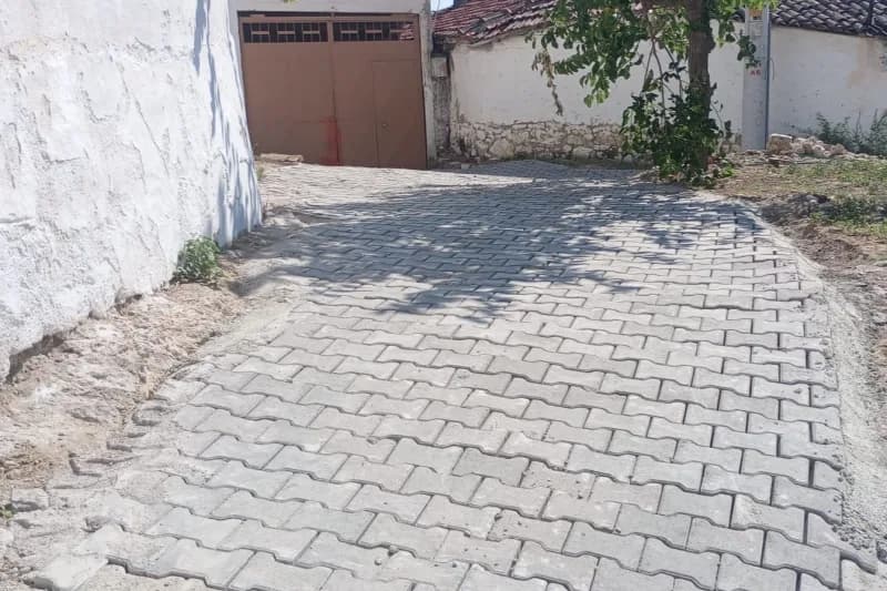 Şehzadeler Belediyesi Fen İşleri Müdürlüğü ekipleri, kent genelinde yürüttüğü parke taşı döşeme çalışmalarında hedeflene
