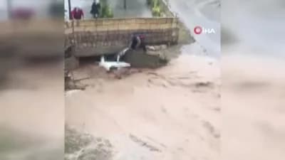 Nevşehir Karakaya köyünde sel sonrası araçta mahsur kalan vatandaşların arka cam kırılarak kurtarılması