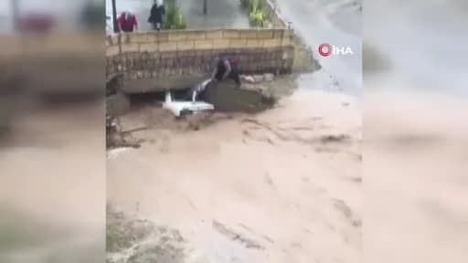 Nevşehir Karakaya köyünde sel sonrası araçta mahsur kalan vatandaşların arka cam kırılarak kurtarılması