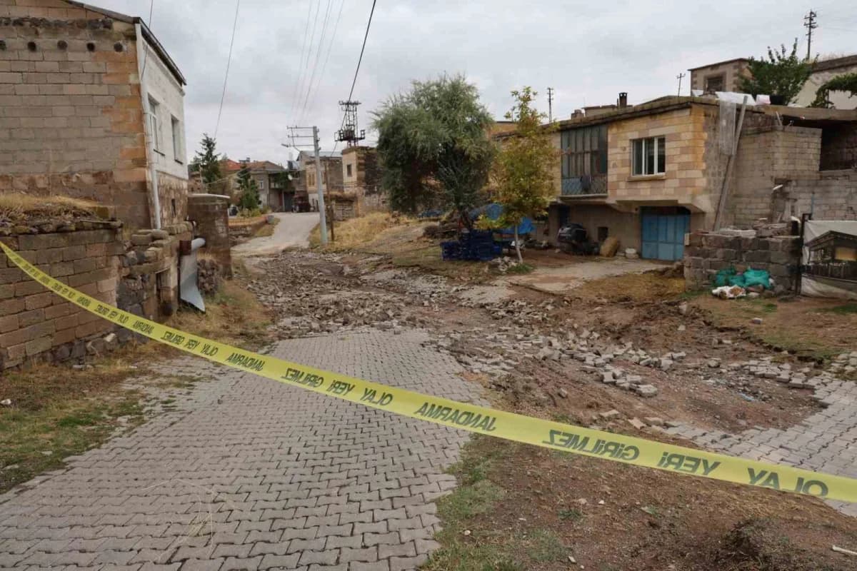 Sel sularının köprü altında sıkıştırdığı araçta bulunan vatandaşlar, çevredekilerin aracın arka camını kırmasıyla kurtar