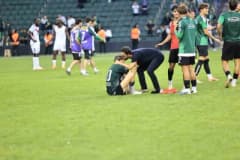 Kocaelispor Teknik Direktörü Selçuk İnan, maç sonrası gol atan Berkan Kutlu’yu alnından öperek tebrik ediyor