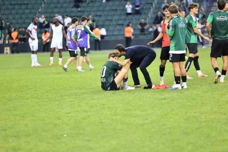 Kocaelispor Teknik Direktörü Selçuk İnan, maç sonrası gol atan Berkan Kutlu’yu alnından öperek tebrik ediyor
