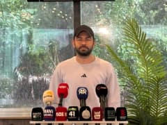 Selçuk İnan basın toplantısında Kocaelispor antrenmanında açıklama yapıyor