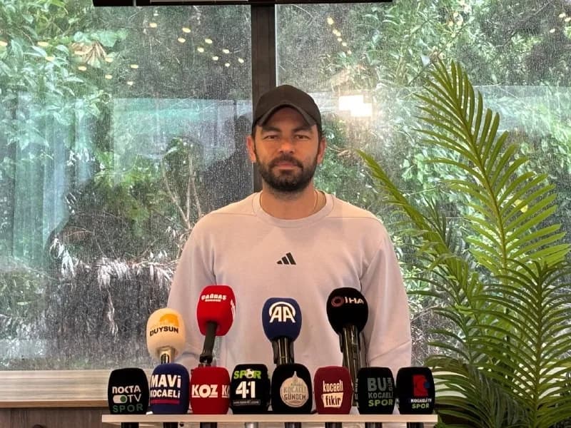Selçuk İnan basın toplantısında Kocaelispor antrenmanında açıklama yapıyor
