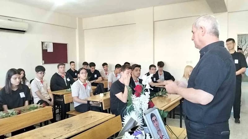 Kelebekli’nin sınıf arkadaşları, boş kalan sırasına çiçek bırakarak gözyaşlarına hakim olamadı.